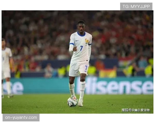 雷恩对阵巴黎赛前赠予登贝莱纪念海报，致敬青训毕业生