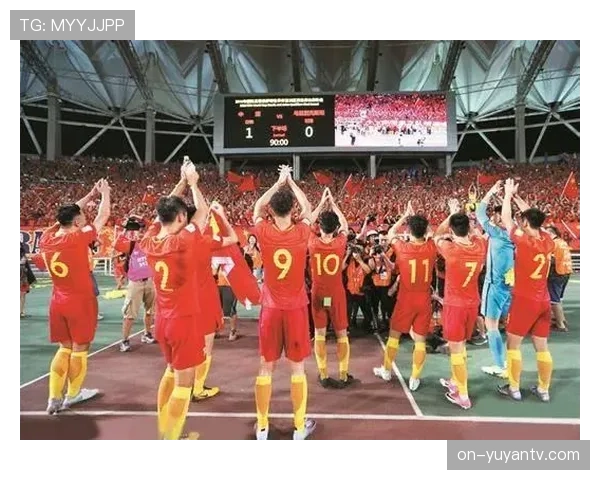 球迷高唱队歌响彻全场，意甲赛场氛围热烈